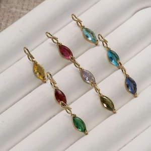 Dettaglio di pendenti in zircone colorato taglio marquise con bordi placcati oro