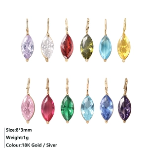 Vue macro de douze pendentifs pierres de naissance marquise avec bélières en or 18k