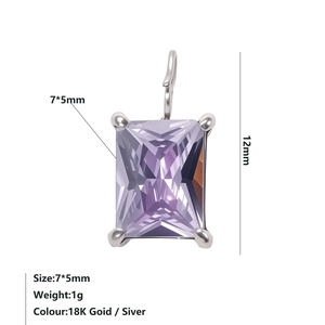 Vista macro del pendente rettangolare con gemma viola 7x5mm e montatura a griffe in argento