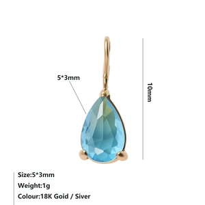 Dettaglio del pendente a goccia in zircone azzurro 5x3mm placcato in oro 18 carati