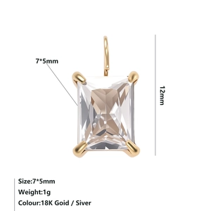 Dettaglio del ciondolo rettangolare 7x5mm con placcatura in oro 18K e dimensioni