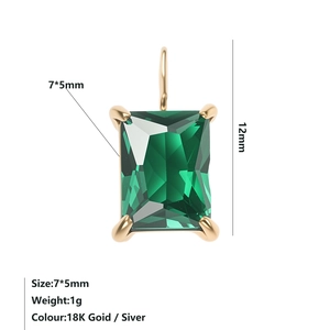 Vista macro di un ciondolo con gemma verde taglio smeraldo 7x5mm placcato oro 18 carati