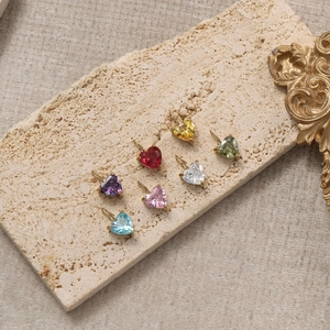 Makroansicht bunter Herzanhänger mit Zirkonia und Goldfassung für DIY-Schmuckherstellung
