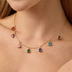 Collana in oro con sette vivaci ciondoli in zirconia cubica a goccia per le donne