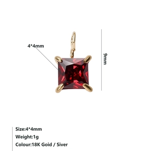 Λεπτομέρεια μενταγιόν ρουμπίνι princess cut 4x4mm με επικάλυψη χρυσού 18K και δέσιμο τεσσάρων δοντιών