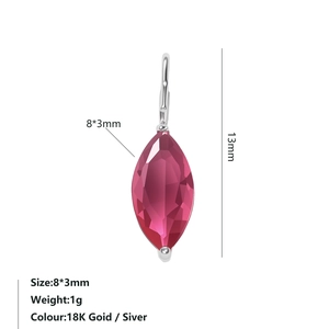 Gros plan sur un pendentif en pierre rose taille marquise avec une monture en métal argenté