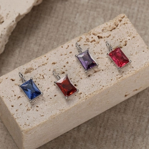 Pendenti minimalisti con gemme rettangolari in blu rosso e viola con griffes argento