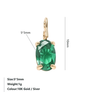 Vista dettagliata del pendente in zircone verde ovale 5x3mm con montatura in acciaio dorato