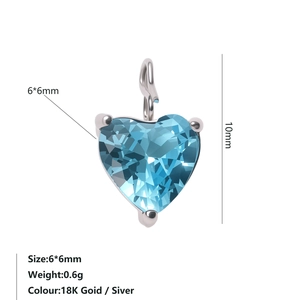 Detailansicht eines 6x6mm Herzanhängers mit blauem Zirkon in silberner Krappenfassung