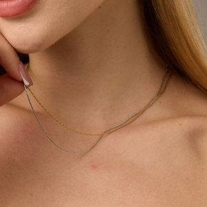 Elegantes collares de cadena en oro y plata sobre la clavícula, acero de alta calidad