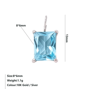 Dettaglio del ciondolo rettangolare con gemma blu 8x6mm e montatura a quattro griffe