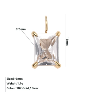 Dettaglio ciondolo rettangolare 8x6mm con placcatura in oro 18K e argento lucido