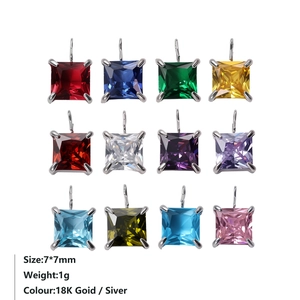 Dodici ciondoli quadrati in zircone 7x7mm con castone classico a quattro griffe d'argento