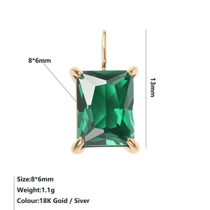 Dettaglio macro del ciondolo smeraldo 8x6mm con finiture in oro 18 carati e argento