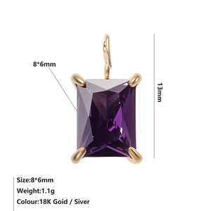 Dettaglio del pendente con gemma viola 8x6mm e castone dorato a quattro griffe