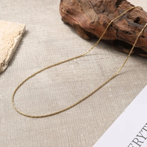 Collar de cadena de eslabones dorados minimalista en acero inoxidable sobre piedra