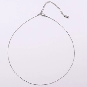 Collar de cadena minimalista de acero inoxidable plateado con cierre de mosquetón