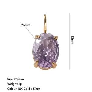 Détail d'un pendentif ovale en pierre violette 7x5mm avec monture 4 griffes en or 18K