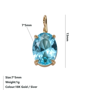 Détail d'un pendentif ovale bleu clair de 7*5mm avec hauteur de 13mm et poids de 1g