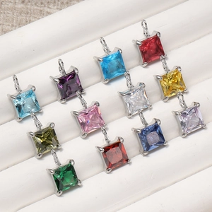 Macro-opname van 12 kleurrijke 5x5mm vierkante zirkoon hangers met roestvrijstalen zetting