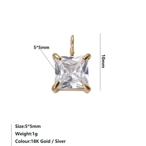 Macro-opname van 5x5mm zirkonia-hanger met vierkante slijpvorm en 18K goudvergulding