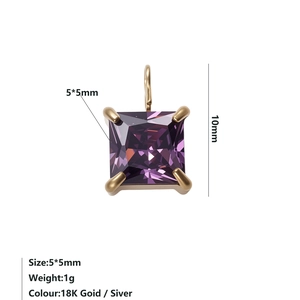 Detailoverzicht van 5x5mm paarse vierkante zirkonia hanger met 18K vergulde afwerking
