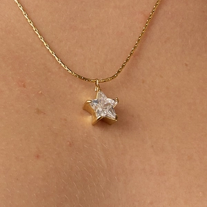 Collier étoile en acier doré avec pendentif zircon sur une chaîne serpent