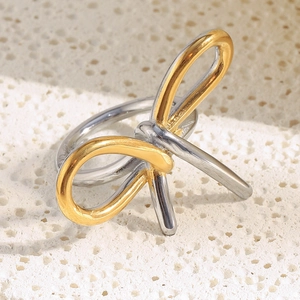 Détail de la bague nœud papillon plaquée or 18 carats avec finition polie bicolore