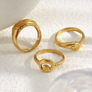 Detail eines 18K vergoldeten Schlangenaugen-Rings mit Spiraltextur und Vintage-Akzenten