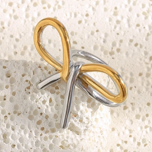 Détail macro d'une bague papillon plaquée or 18 carats sur pierre, design bicolore chic