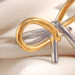 Vue macro d'une bague papillon bicolore avec placage en or 18 carats et argent