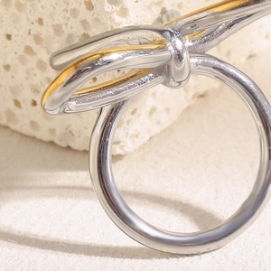 Vue rapprochée d'une bague papillon bicolore plaquée or 18 carats sur pierre blanche