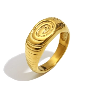 Minimalistischer Ring aus 18K vergoldetem Edelstahl mit Spiralmuster und Rippenstruktur