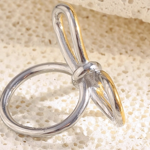 Bague nœud papillon minimaliste en acier inoxydable bicolore or 18 carats et argent