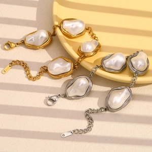 Barokke parelarmband in 18K goud en zilver verguld met een minimalistische metalen ketting