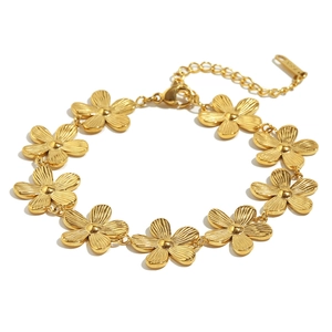 Elegant 18K gold plated daisy chain bracelet with adjustable extender and lobster clasp