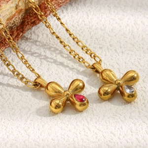 Dettaglio del ciondolo a fiore placcato oro 18K con gemme a goccia rosse e bianche