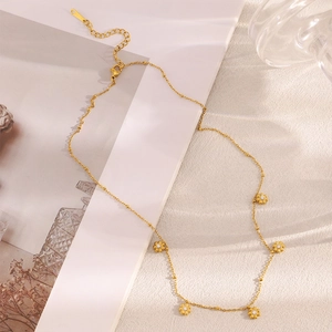 Detail einer 18 Karat vergoldeten Blumenkette mit weißem Zirkon und Perlenkettenakzent