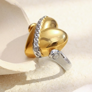 Anillo moderno de acero bañado en oro 18K con corazón 3D y detalle de cadena plata