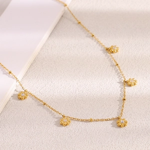 Halskette aus 18K vergoldetem Edelstahl mit Perlenkette und Zirkonia Blumenanhängern