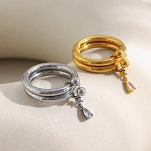 Dubbellaagse 18K vergulde roestvrijstalen ring met peervormige zirkonia hangers eraan