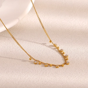 Détail de la chaîne plaquée or 18K avec zircon goutte d'eau et perles dorées fines
