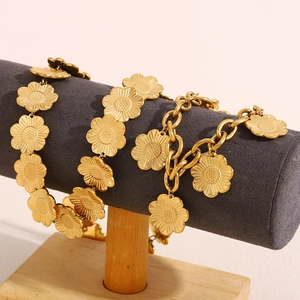 Détail du collier et bracelet avec pendentifs de fleurs plaqués or 18 carats