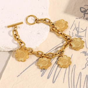 Bracelet à fleurs plaqué or 18K avec fermoir à bascule sur support en pierre naturelle
