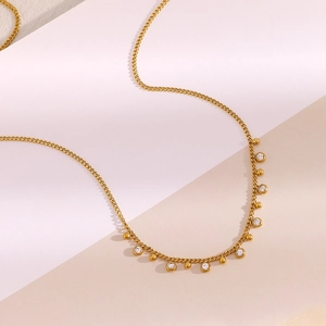 Chaîne élégante en acier inoxydable plaqué or 18 carats avec zircon et perles