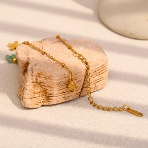 Dettaglio del bracciale in acciaio inossidabile placcato oro 18K con perline verdi