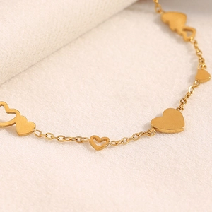 Bracelet minimaliste en acier inoxydable plaqué or 18K avec breloques cœur sur tissu