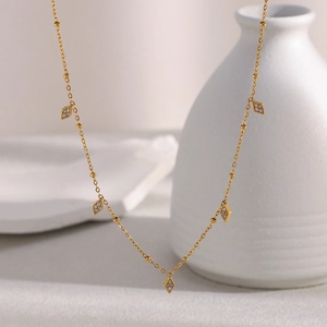 Elegante 18K vergoldete Edelstahlhalskette mit diamantbesetzten Rautenanhängern