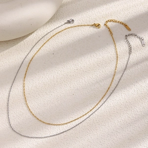 Detail der 1,4mm Edelstahl-Halskette mit Karabinerverschluss und Verlängerung in Gold und Silber