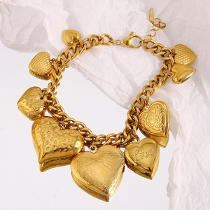 Vue détaillée du bracelet gourmette plaqué or 18 carats avec plusieurs breloques cœur